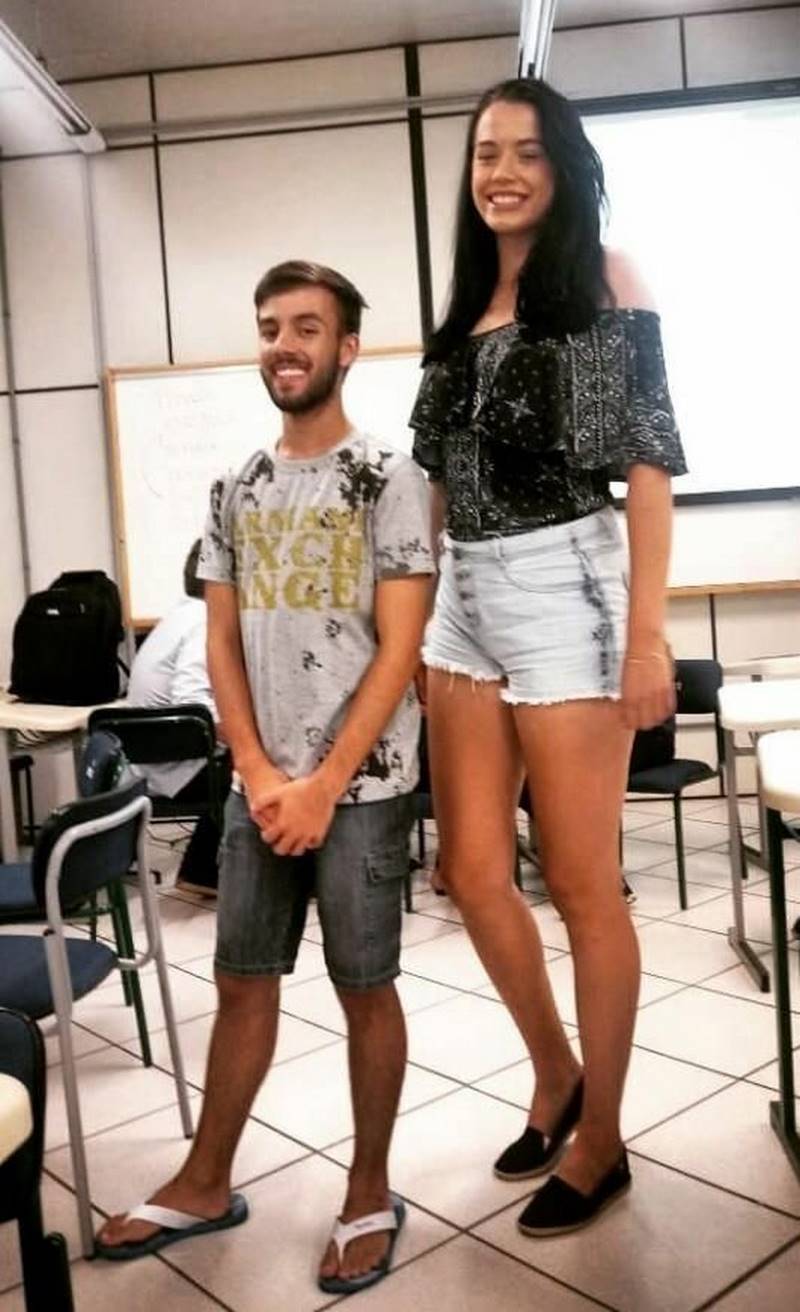 Tall out. Высокий парень и низкая девушка. Высокие девушки. Высокий парень с девушкой. Высокая и низкая девушка.