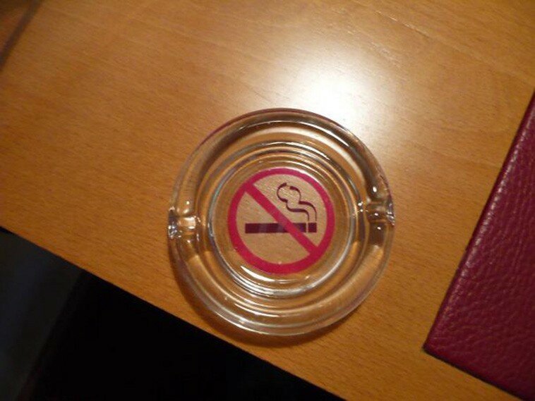 Пепельница для некурящих? номера, отели, смешно, странные вещи, юмор