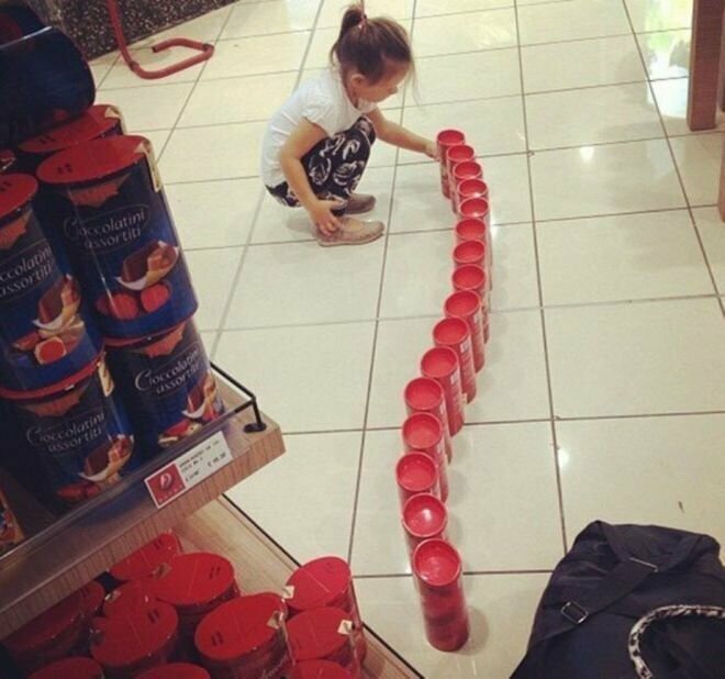 Родители с маленькими детьми в магазине - к беде