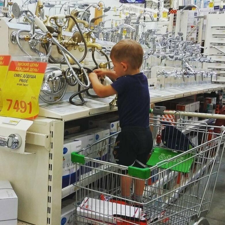 Родители с маленькими детьми в магазине - к беде