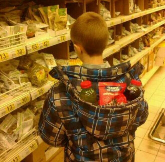 Родители с маленькими детьми в магазине - к беде