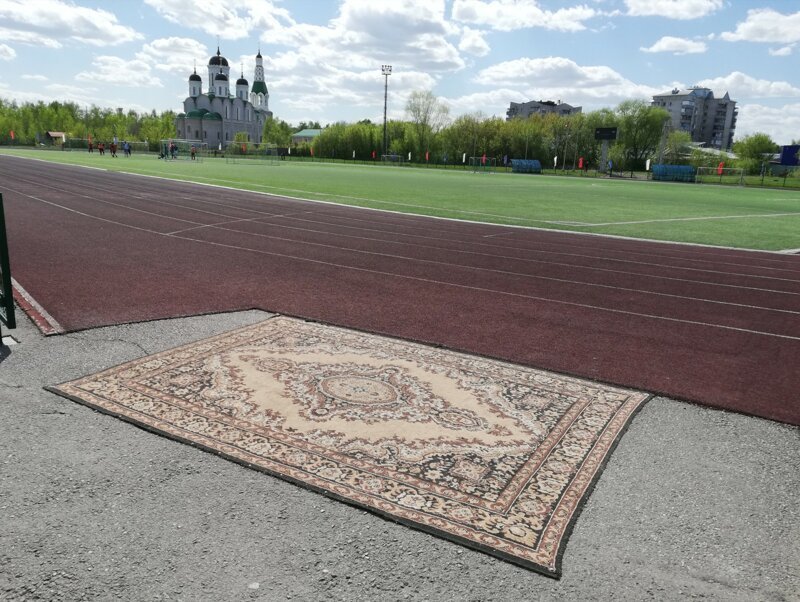1. Ковер на стадионе, прикрученный саморезами 1. Ковер на стадионе, прикрученный саморезами wtf, ВТФ, прикол, фото, что тут происходит, что это было