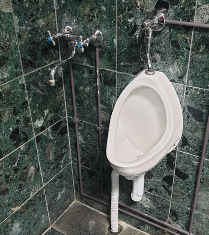 шутки про синюю изоленту. унитаз svedbergs 9070. мини туалет с душем. инженер туалет. инженер туалет.