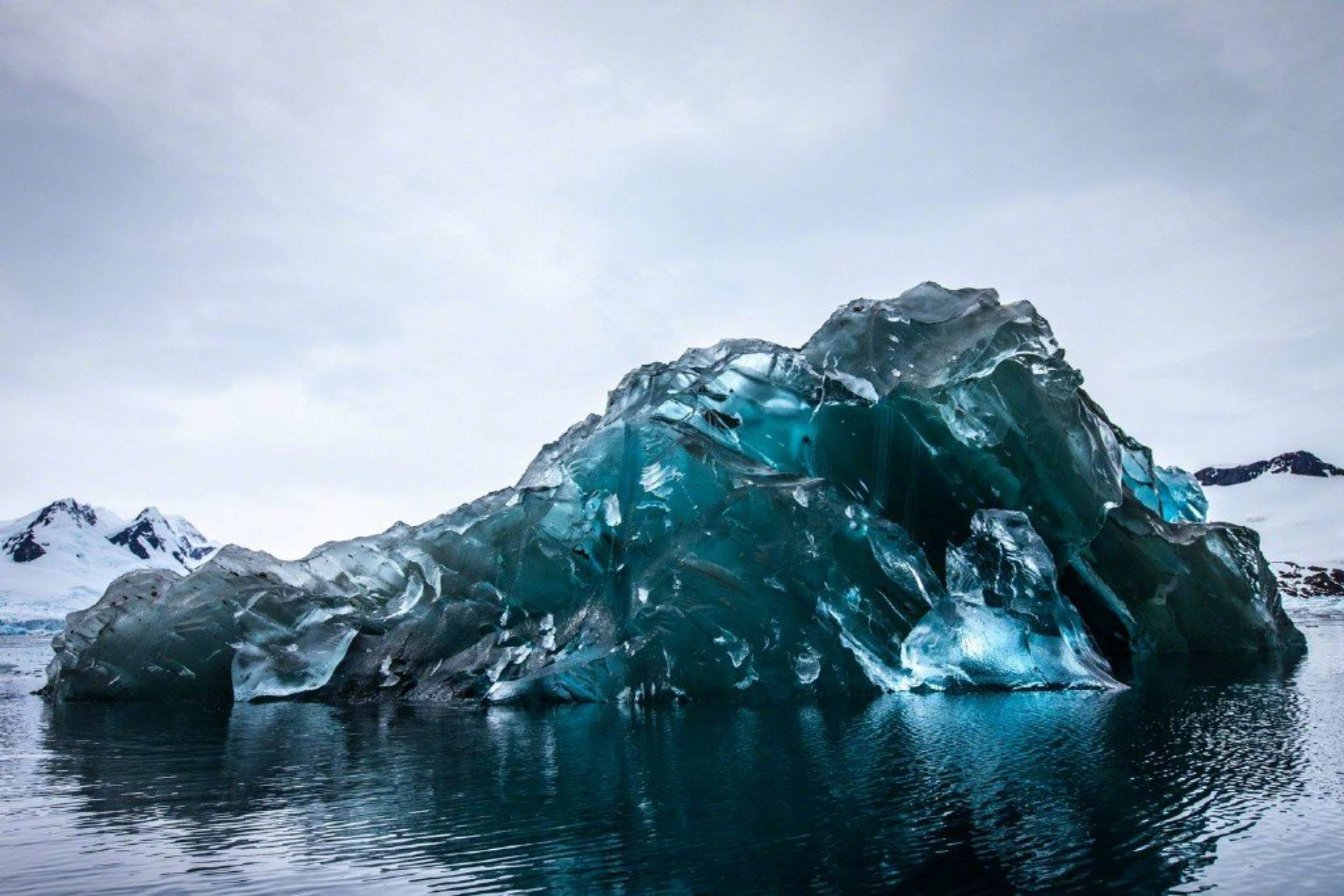 Лед 2 океан. Айсберги Антарктиды. Синий Айсберг Антарктида. Перевернутый Айсберг в Антарктике. Пирамидные айсберги.